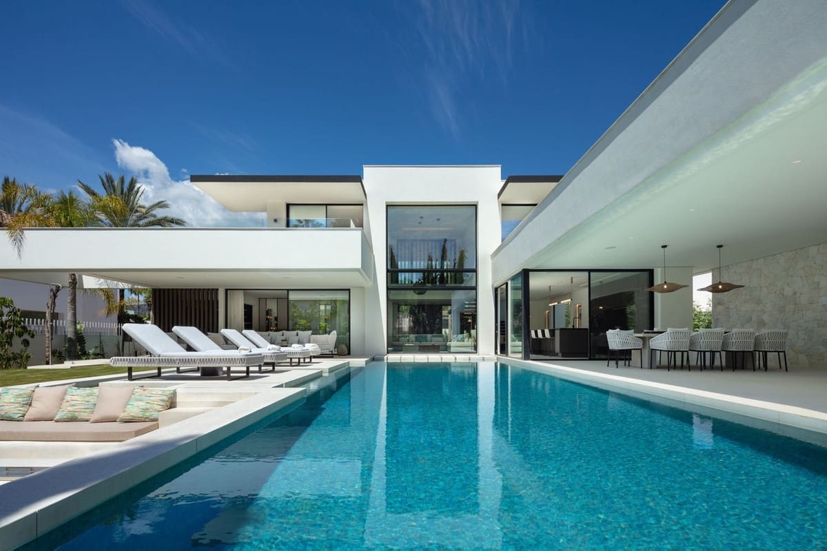 5 sypialnia Willa na sprzedaż w Nueva Andalucia z basenem garażem - 5 995 000 € (Ref: 9685632)