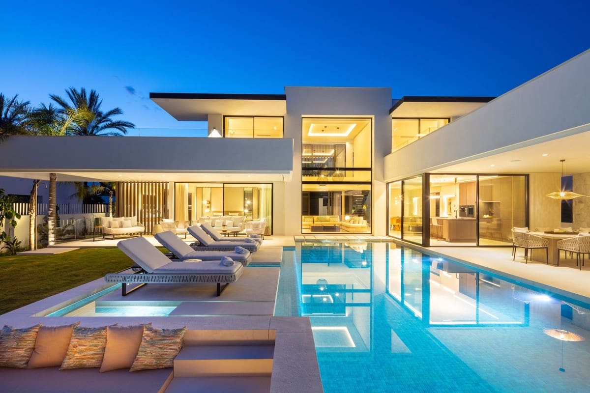 5 sypialnia Willa na sprzedaż w Nueva Andalucia z basenem garażem - 5 995 000 € (Ref: 9685632)