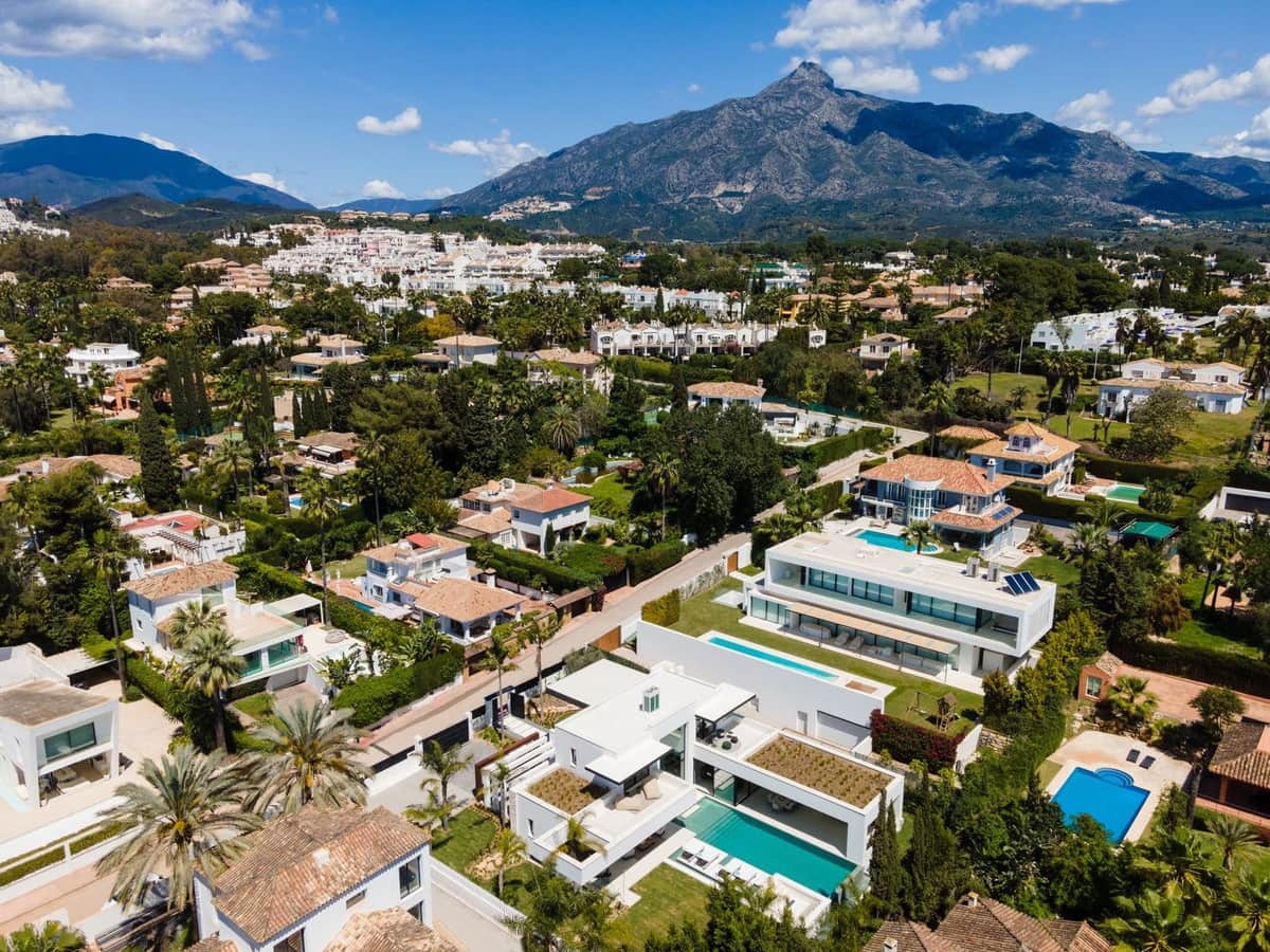 5 sypialnia Willa na sprzedaż w Nueva Andalucia z basenem garażem - 5 995 000 € (Ref: 9685632)