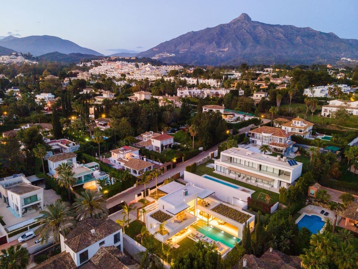 5 sypialnia Willa na sprzedaż w Nueva Andalucia z basenem garażem - 5 995 000 € (Ref: 9685632)
