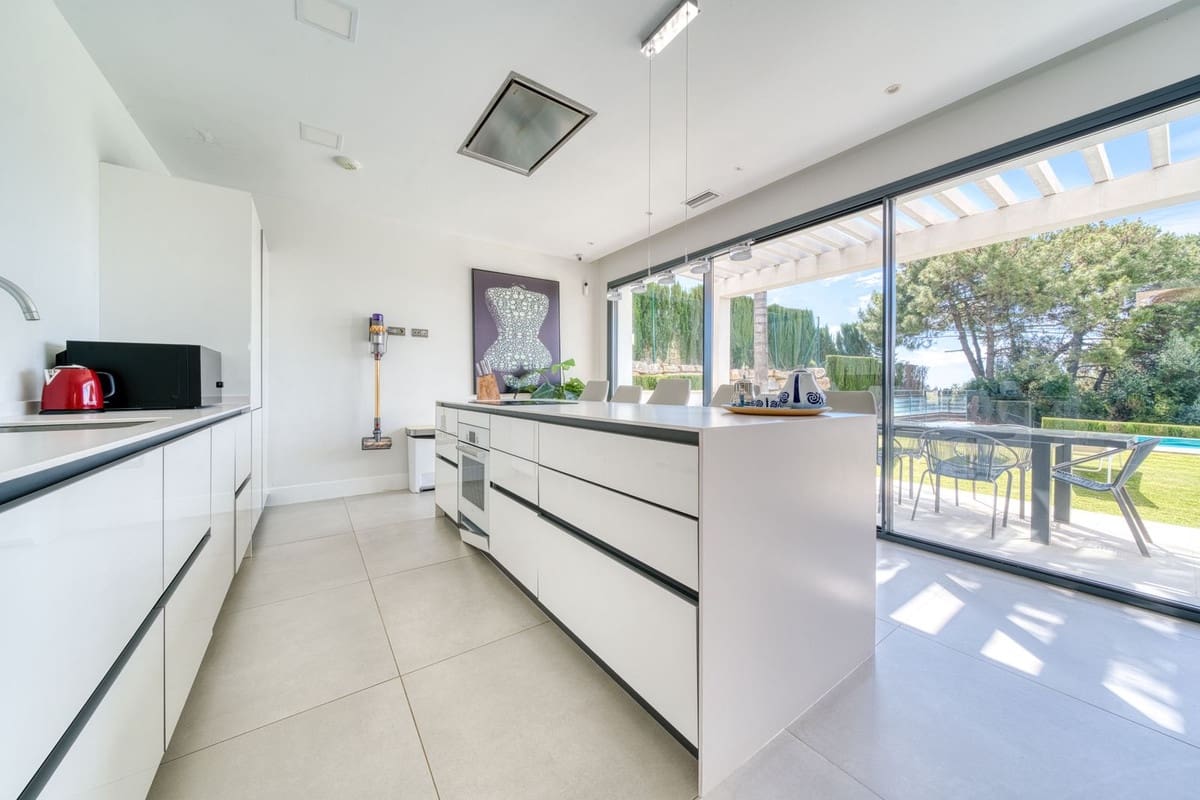 4 soveværelse Villa til salg i Estepona med swimmingpool garage - € 1.390.000 (Ref: 9687657)