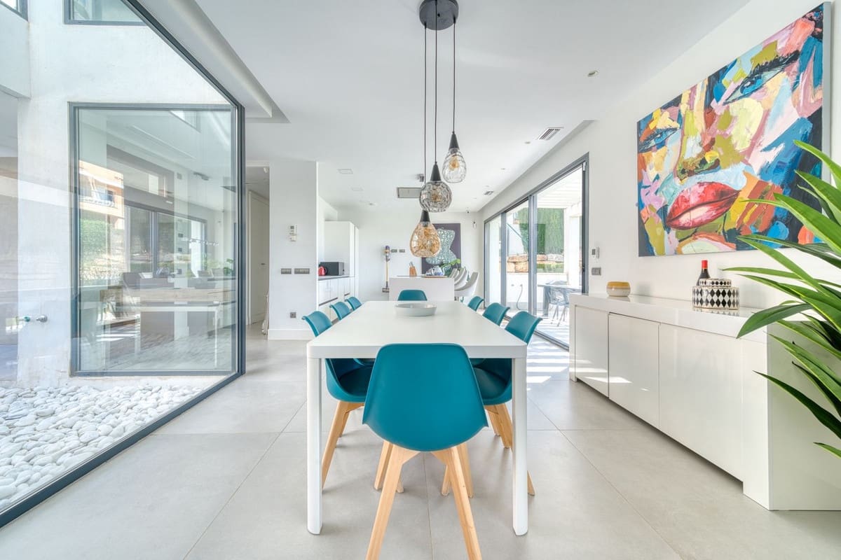 4 soveværelse Villa til salg i Estepona med swimmingpool garage - € 1.390.000 (Ref: 9687657)