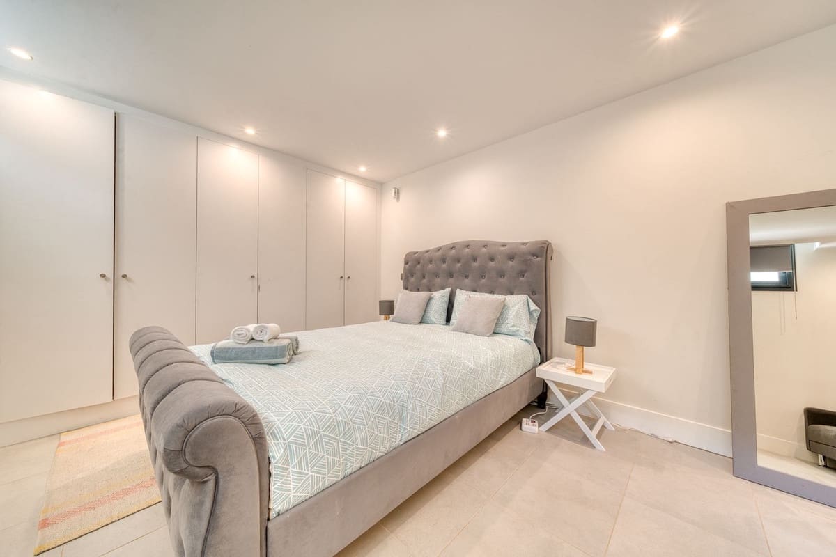 4 soveværelse Villa til salg i Estepona med swimmingpool garage - € 1.390.000 (Ref: 9687657)