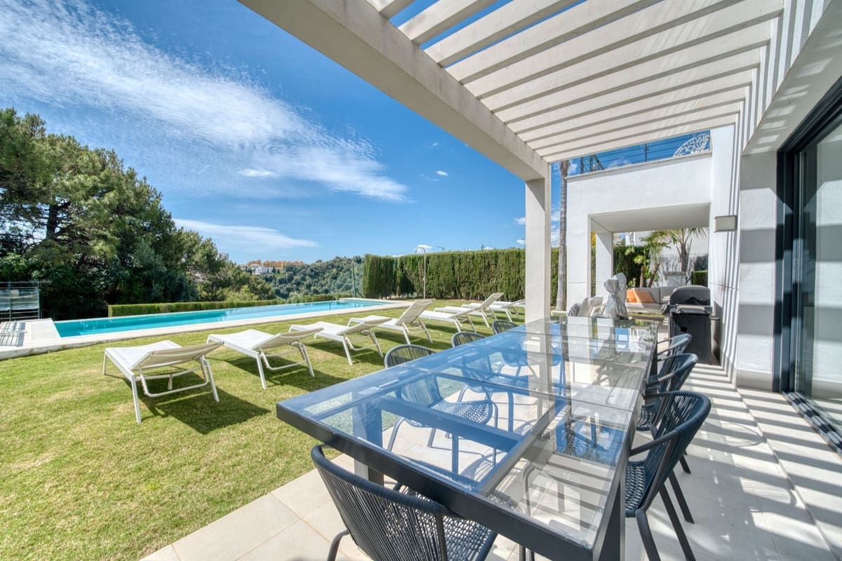 4 soveværelse Villa til salg i Estepona med swimmingpool garage - € 1.390.000 (Ref: 9687657)