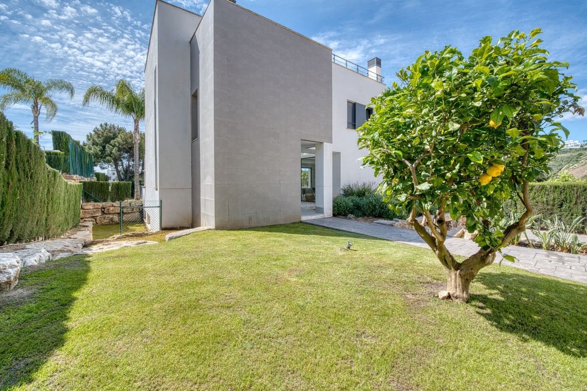 4 soveværelse Villa til salg i Estepona med swimmingpool garage - € 1.390.000 (Ref: 9687657)