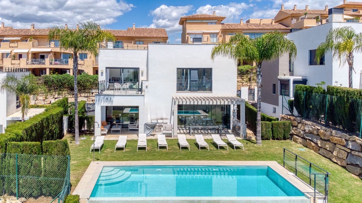 4 soveværelse Villa til salg i Estepona med swimmingpool garage - € 1.390.000 (Ref: 9687657)
