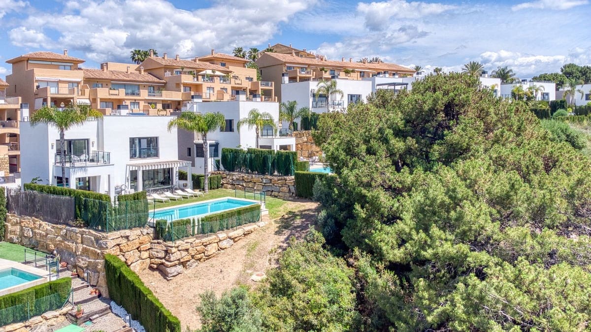 4 soveværelse Villa til salg i Estepona med swimmingpool garage - € 1.390.000 (Ref: 9687657)