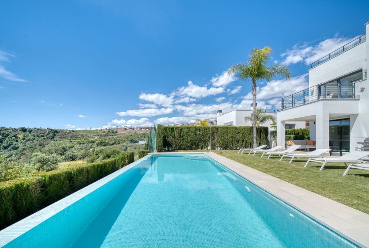 4 bedroom Villa for sale in Estepona with pool garage - € 1,390,000 (Ref: 9687657)
