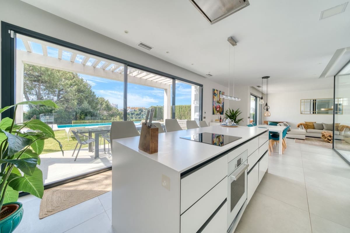 4 bedroom Villa for sale in Estepona with pool garage - € 1,390,000 (Ref: 9687657)