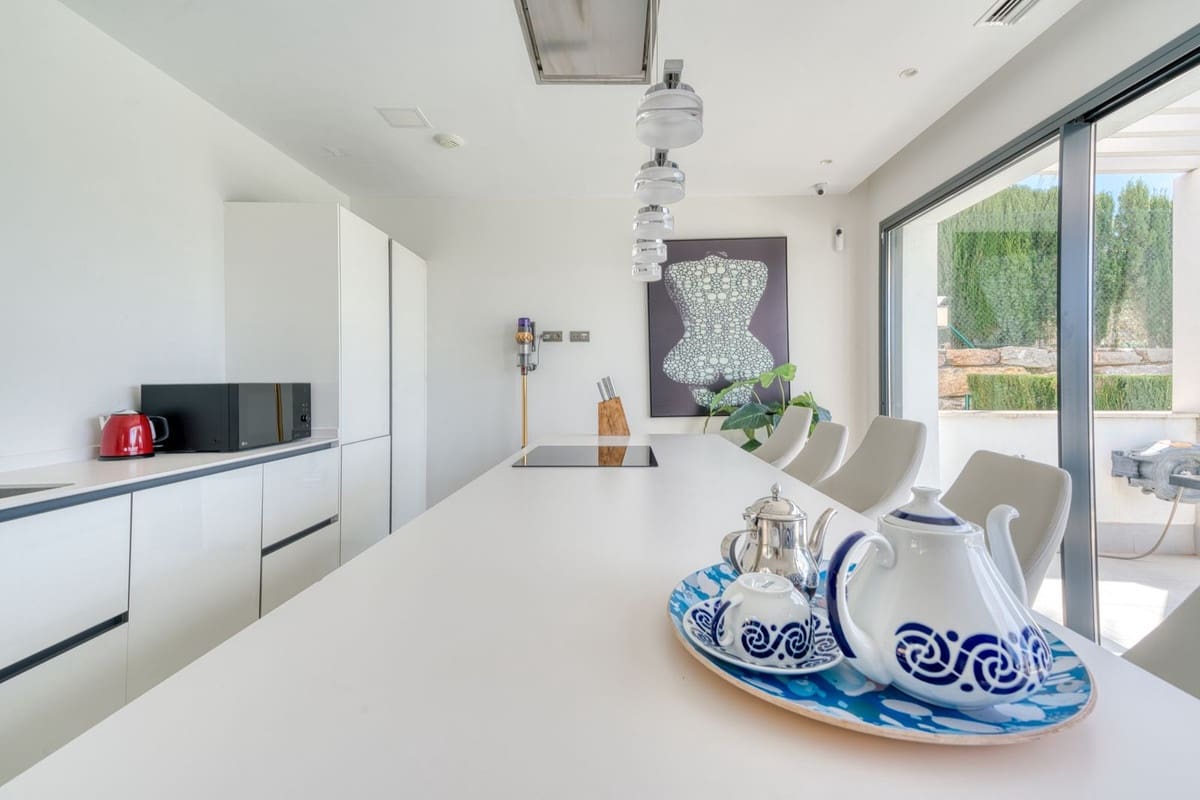 4 bedroom Villa for sale in Estepona with pool garage - € 1,390,000 (Ref: 9687657)