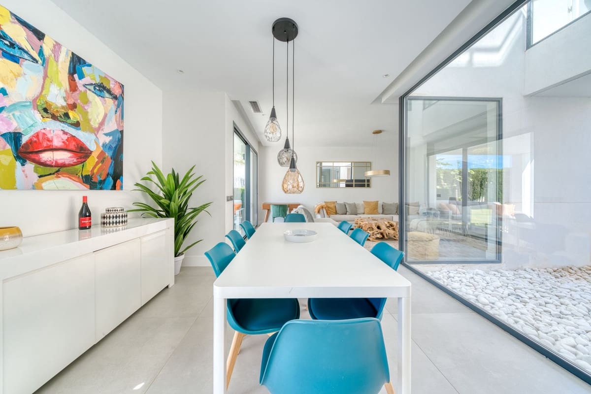 4 bedroom Villa for sale in Estepona with pool garage - € 1,390,000 (Ref: 9687657)