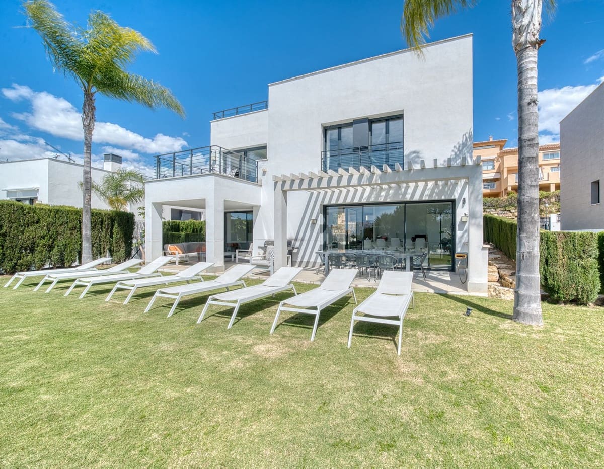 4 bedroom Villa for sale in Estepona with pool garage - € 1,390,000 (Ref: 9687657)