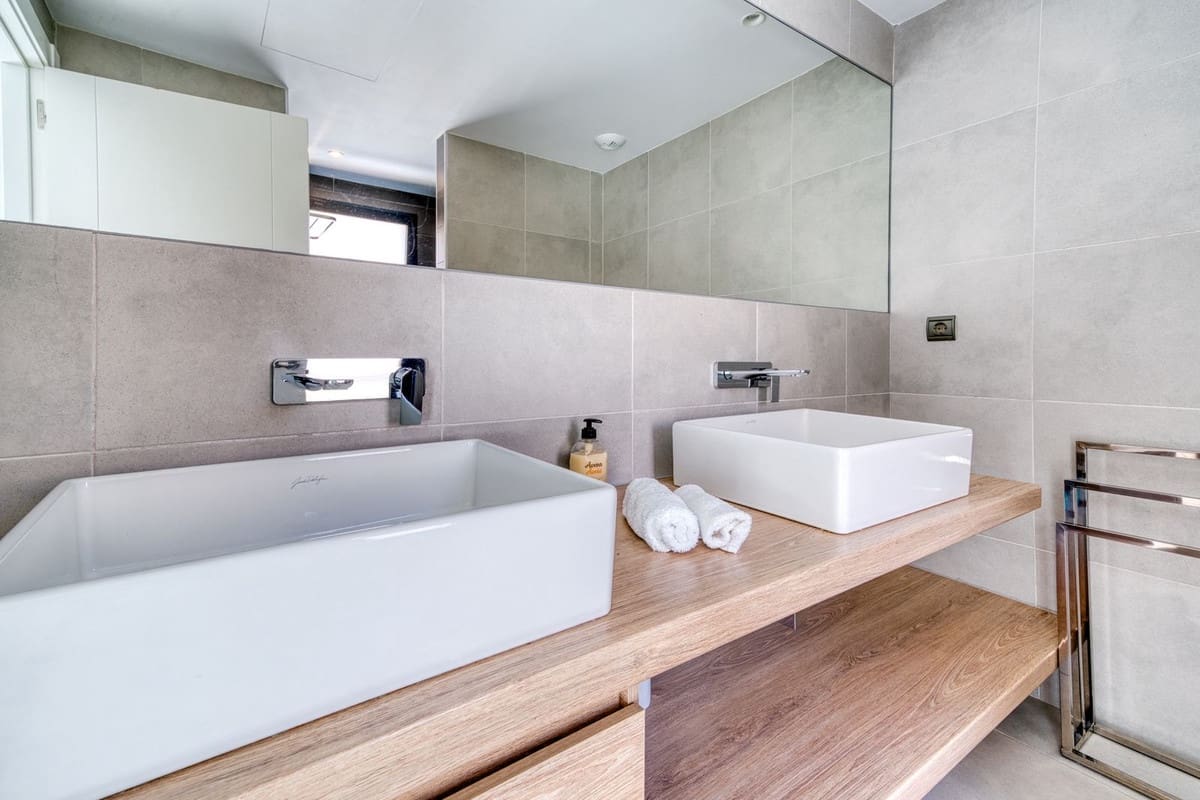 4 bedroom Villa for sale in Estepona with pool garage - € 1,390,000 (Ref: 9687657)
