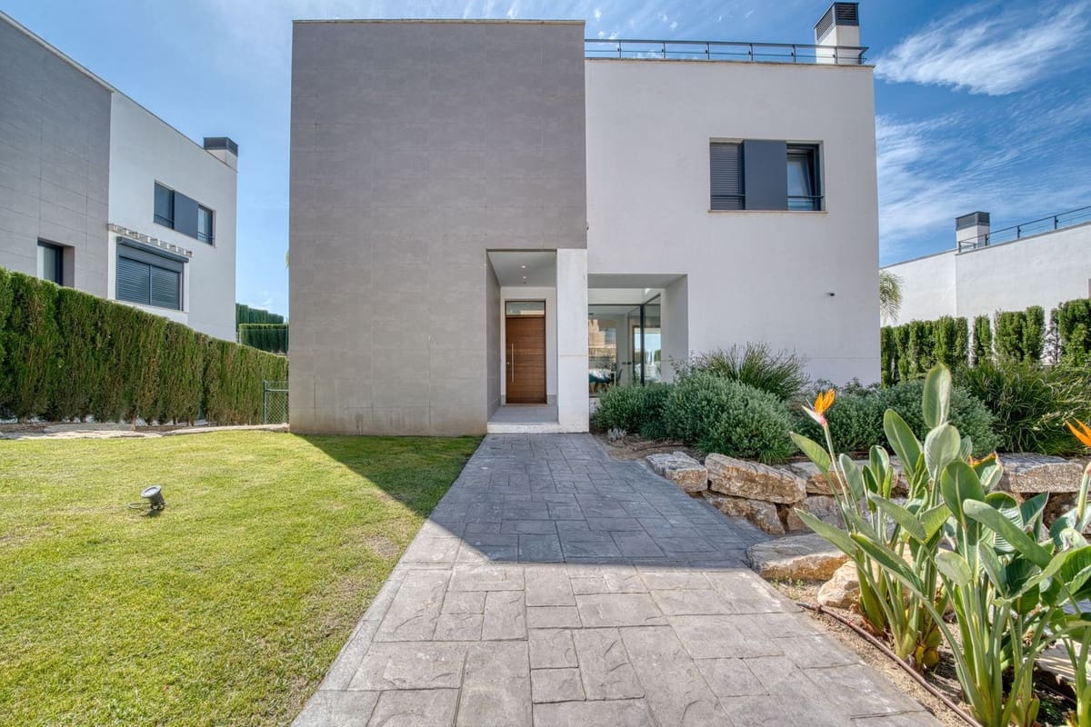 4 bedroom Villa for sale in Estepona with pool garage - € 1,390,000 (Ref: 9687657)