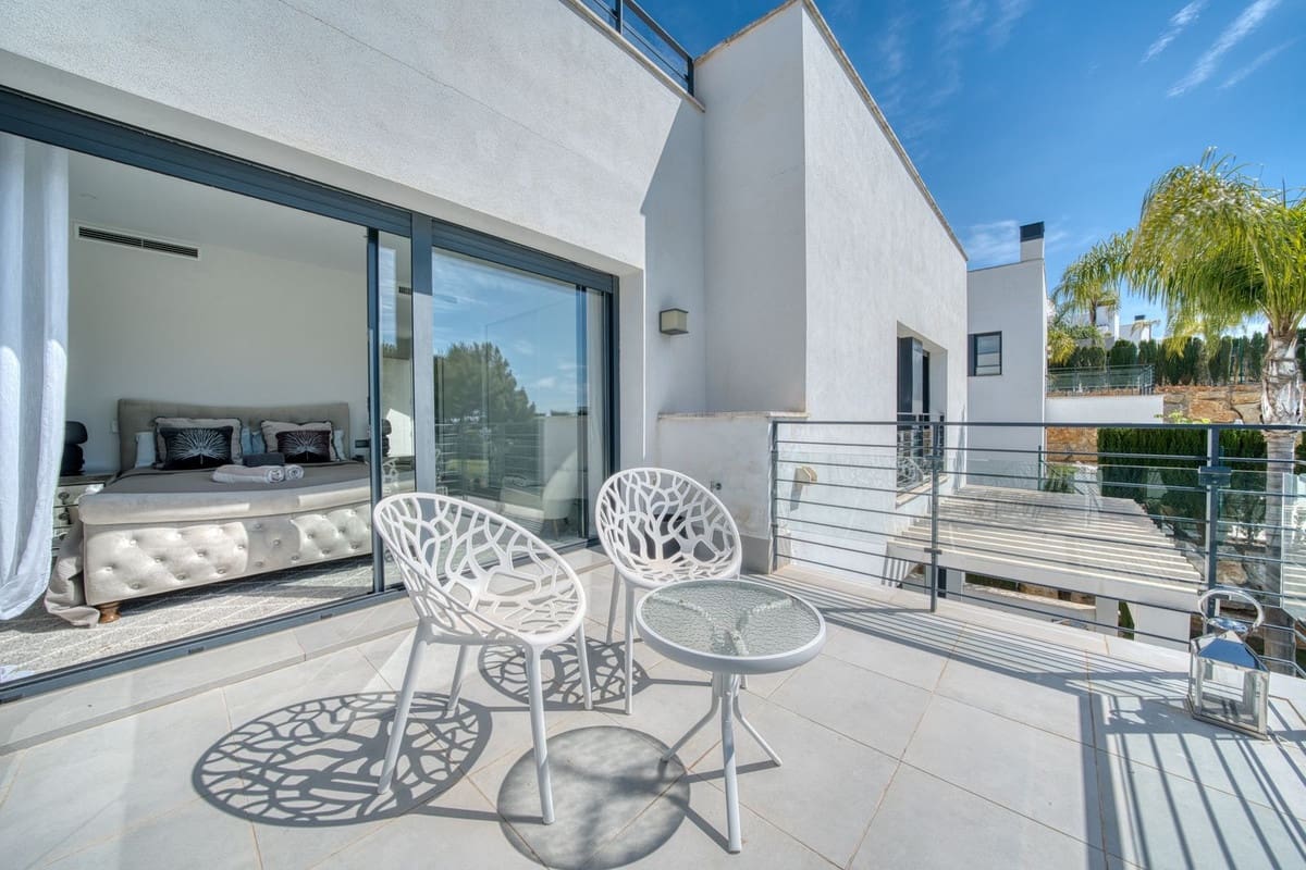 4 bedroom Villa for sale in Estepona with pool garage - € 1,390,000 (Ref: 9687657)
