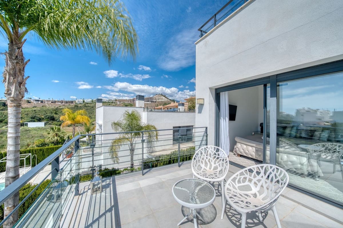 4 bedroom Villa for sale in Estepona with pool garage - € 1,390,000 (Ref: 9687657)