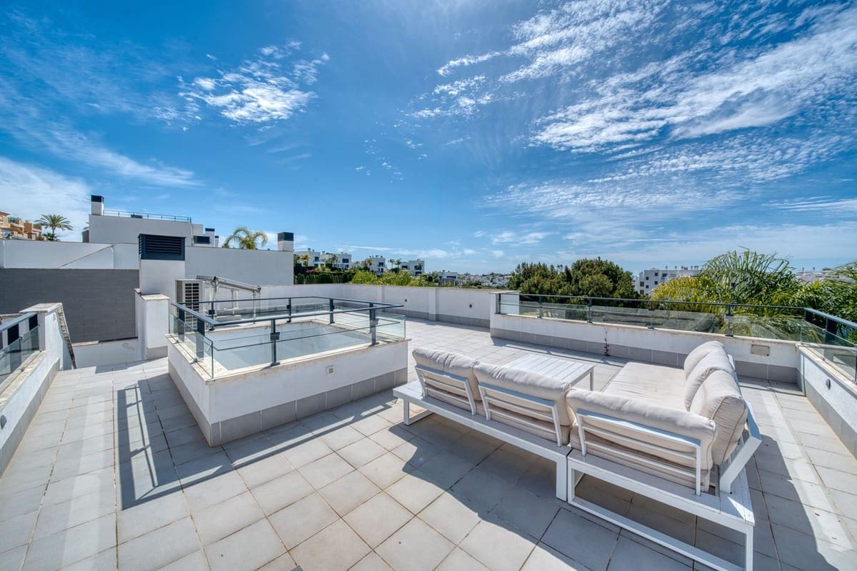 4 bedroom Villa for sale in Estepona with pool garage - € 1,390,000 (Ref: 9687657)