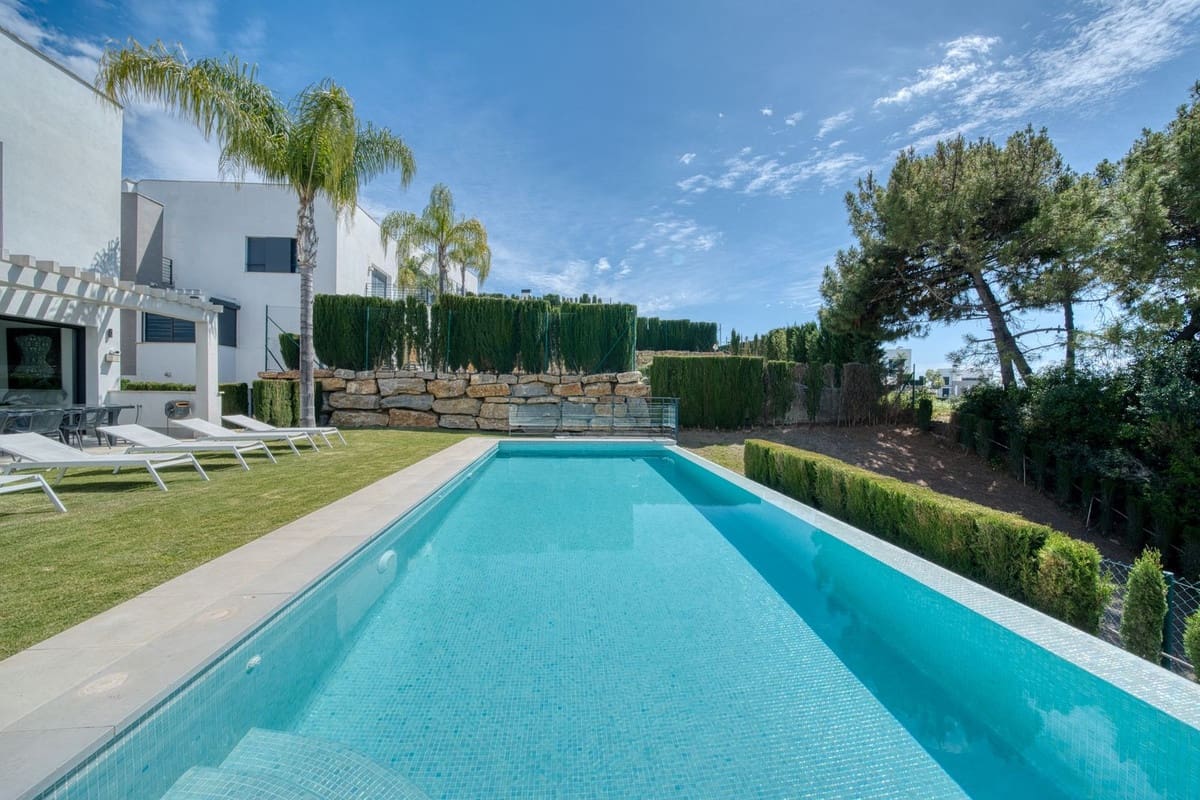4 bedroom Villa for sale in Estepona with pool garage - € 1,390,000 (Ref: 9687657)