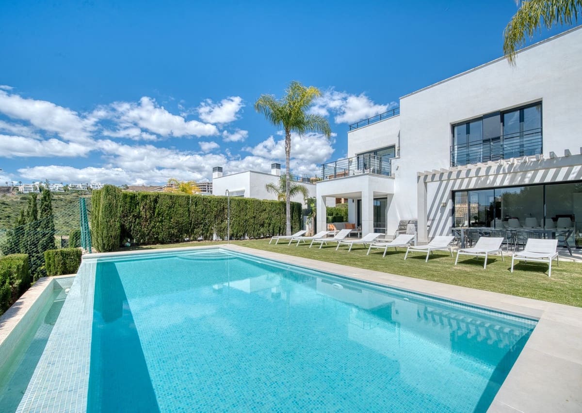 4 bedroom Villa for sale in Estepona with pool garage - € 1,390,000 (Ref: 9687657)