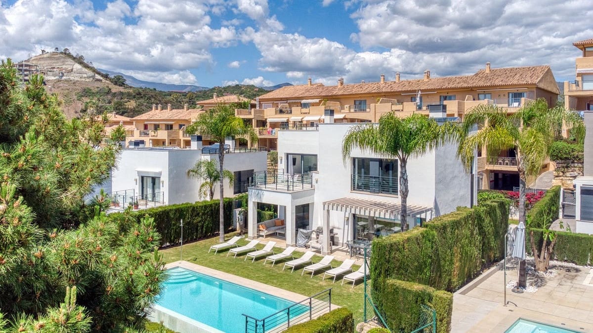 4 bedroom Villa for sale in Estepona with pool garage - € 1,390,000 (Ref: 9687657)