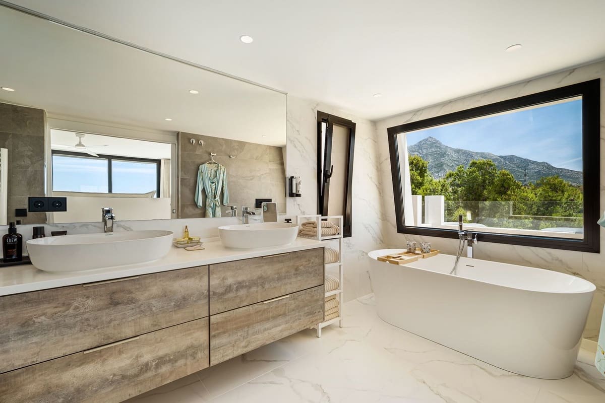 5 bedroom Villa for sale in Nueva Andalucia with pool garage - € 4,950,000 (Ref: 9694283)