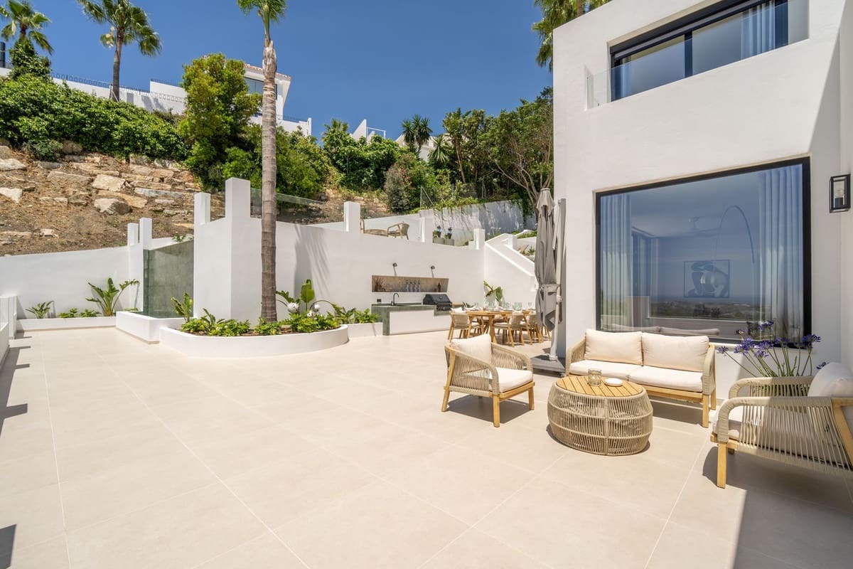 5 bedroom Villa for sale in Nueva Andalucia with pool garage - € 4,950,000 (Ref: 9694283)