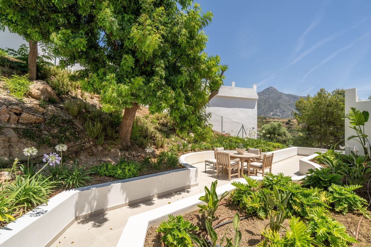 5 bedroom Villa for sale in Nueva Andalucia with pool garage - € 4,950,000 (Ref: 9694283)