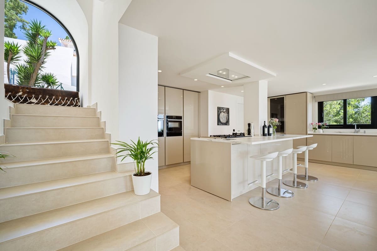 5 bedroom Villa for sale in Nueva Andalucia with pool garage - € 4,950,000 (Ref: 9694283)