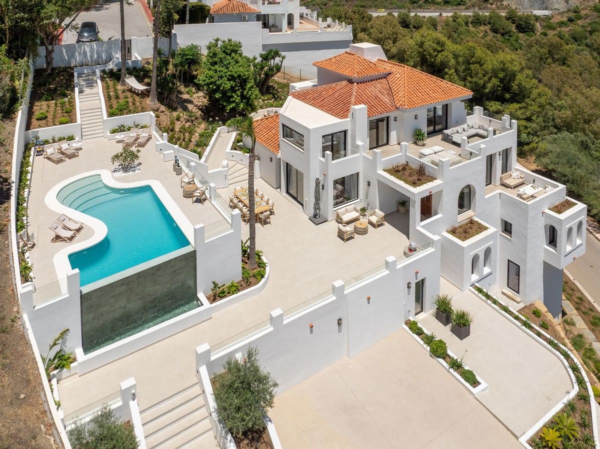 5 bedroom Villa for sale in Nueva Andalucia with pool garage - € 4,950,000 (Ref: 9694283)