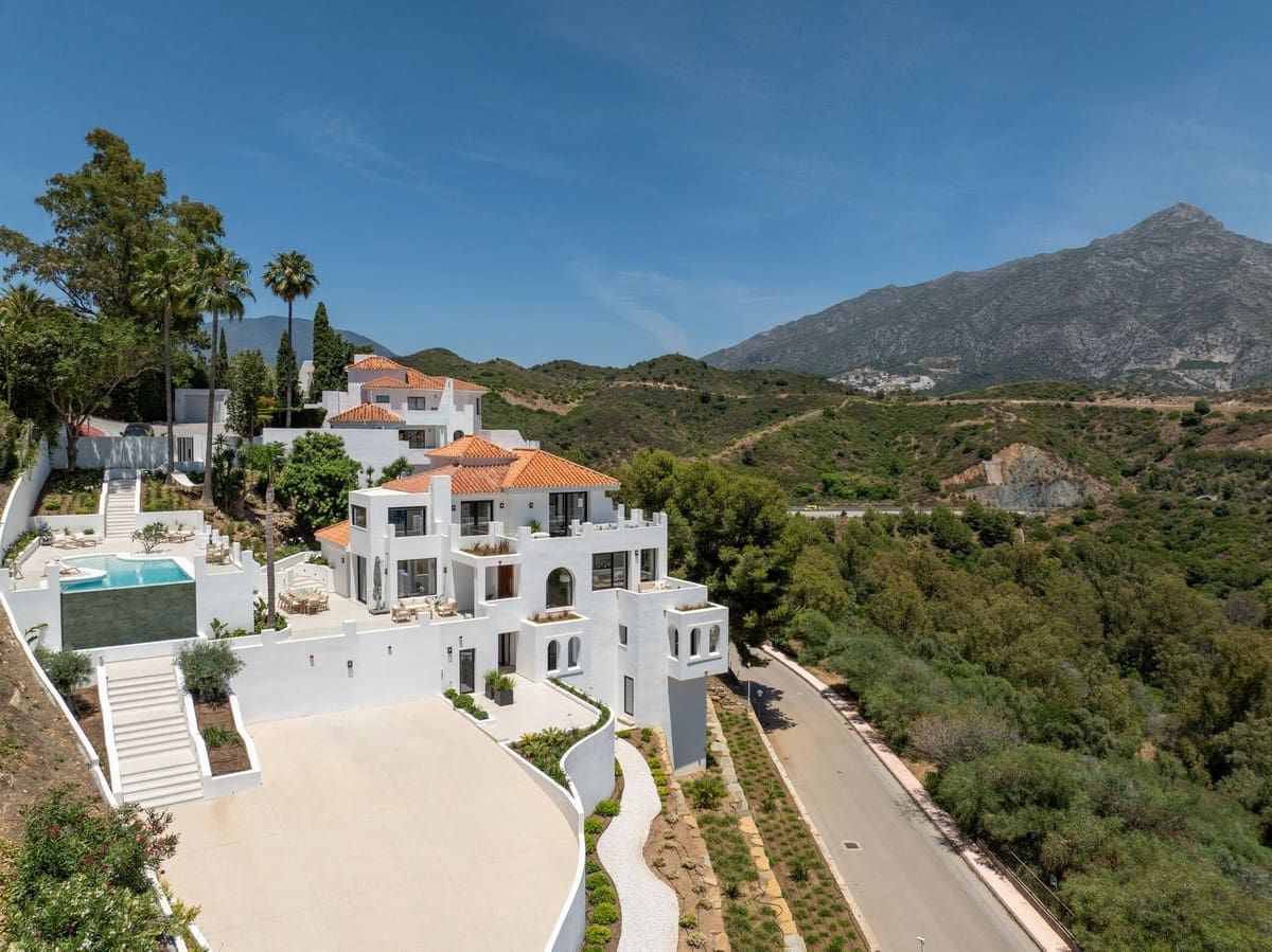 5 bedroom Villa for sale in Nueva Andalucia with pool garage - € 4,950,000 (Ref: 9694283)