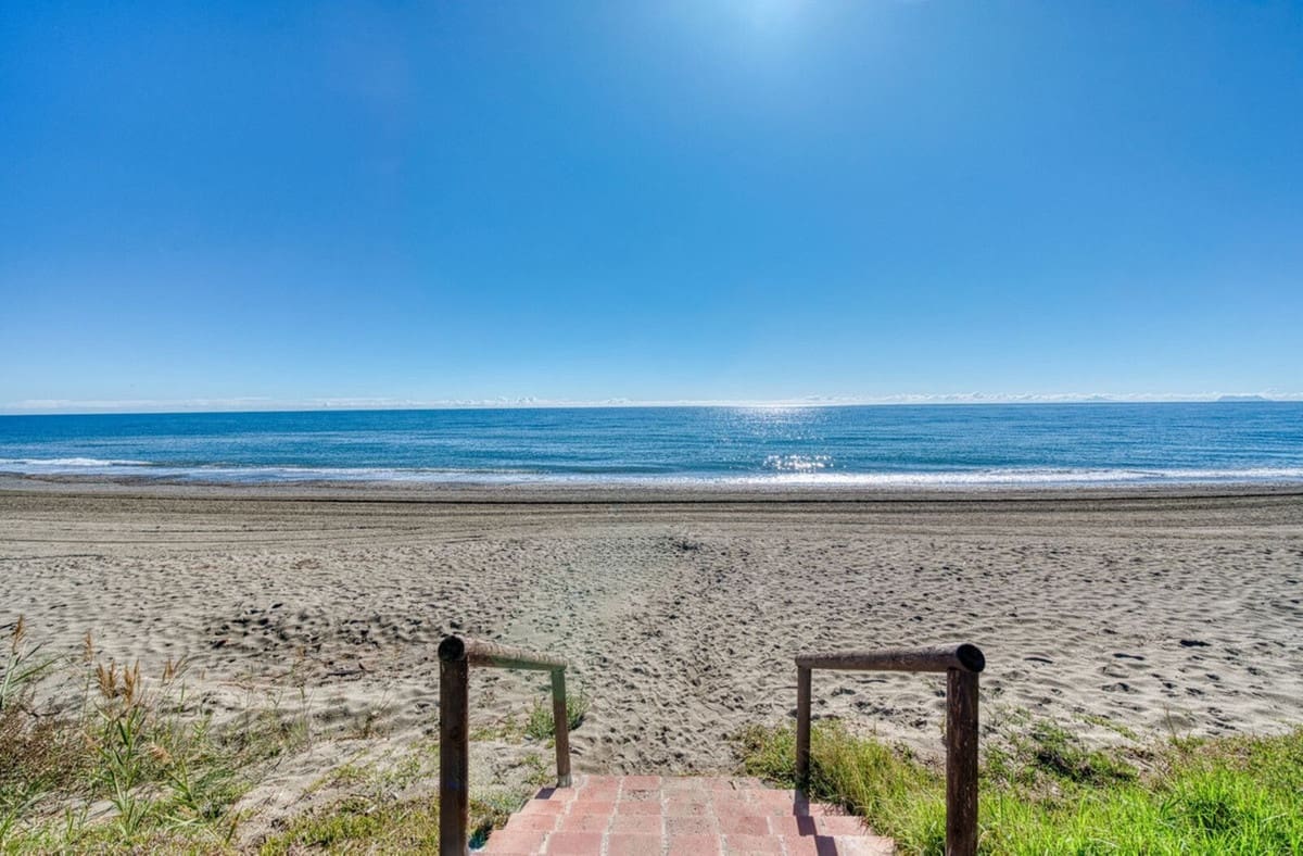 2 bedroom Apartment for sale in Estepona with pool garage - € 349,900 (Ref: 9700012)