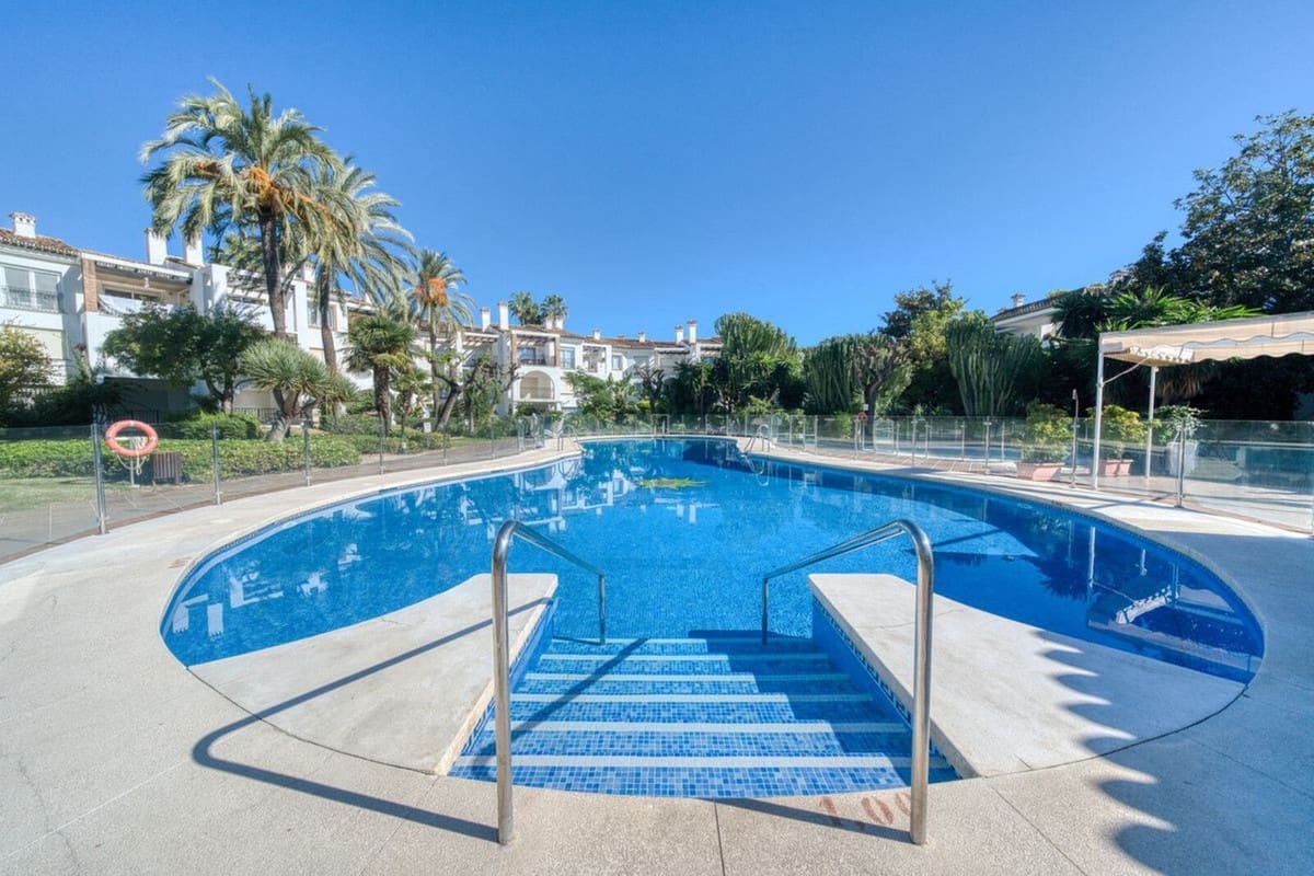 2 bedroom Apartment for sale in Estepona with pool garage - € 349,900 (Ref: 9700012)