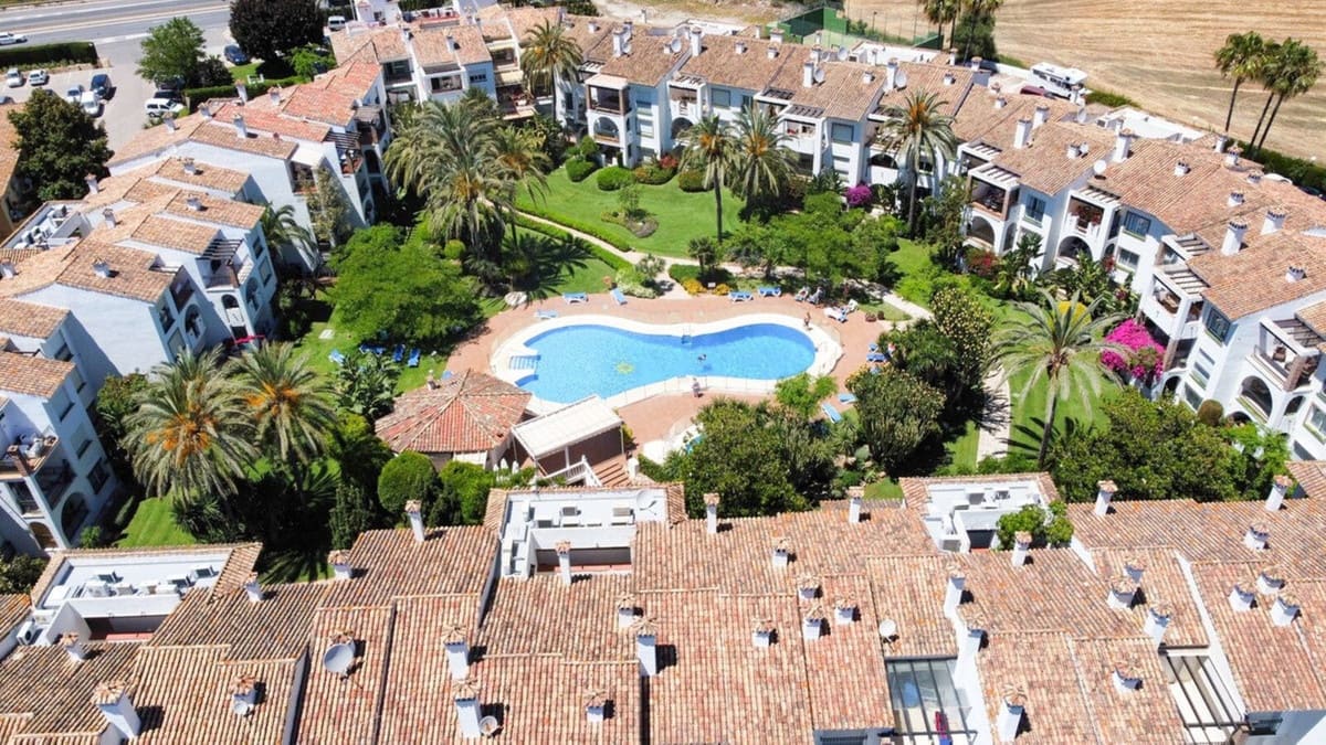 2 bedroom Apartment for sale in Estepona with pool garage - € 349,900 (Ref: 9700012)