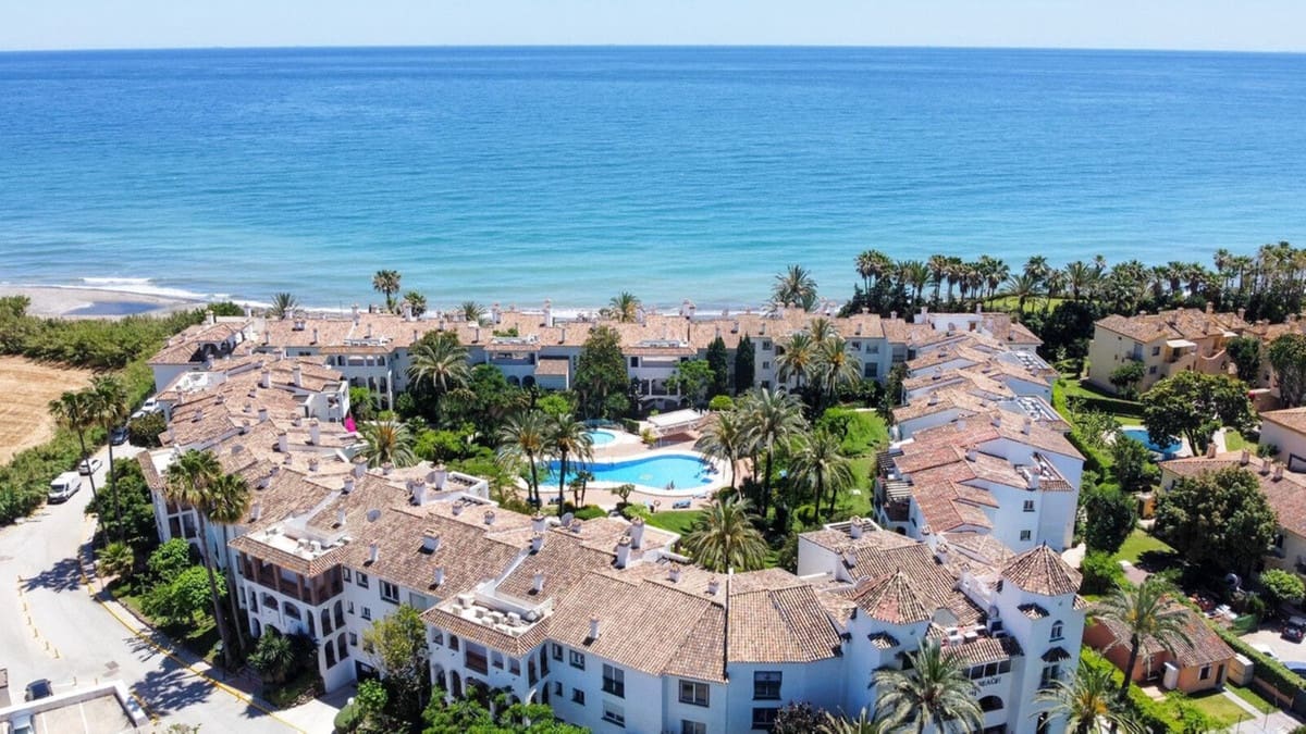 2 makuuhuone Huoneisto myytävänä paikassa Estepona mukana uima-altaan 
autotalli - 379 000 € (Ref: 9700012)