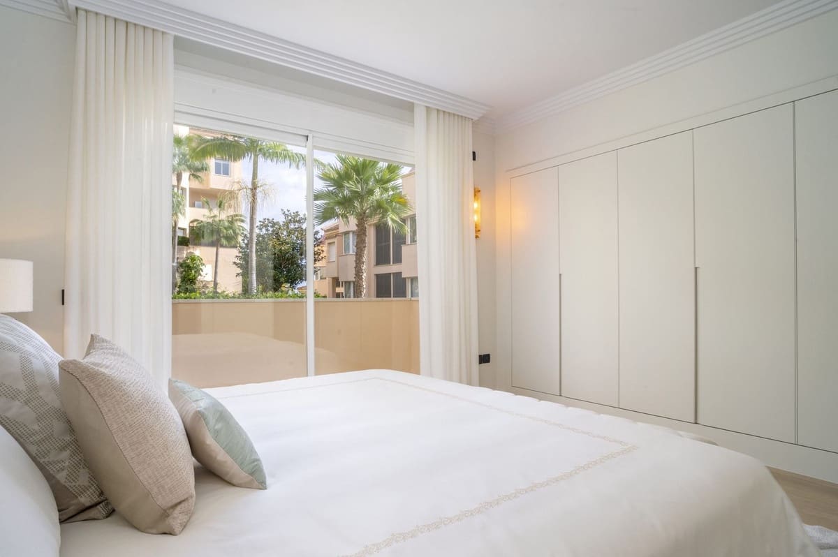 4 bedroom Penthouse for sale in Marbella with pool garage - € 2,690,000 (Ref: 9708002)