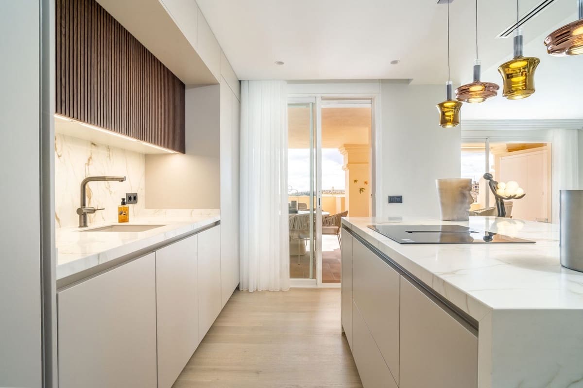 4 bedroom Penthouse for sale in Marbella with pool garage - € 2,690,000 (Ref: 9708002)