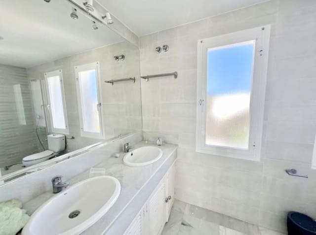 5 bedroom Villa for sale in Puerto Banus, Marbella with pool garage - € 1,470,000 (Ref: 9720488)