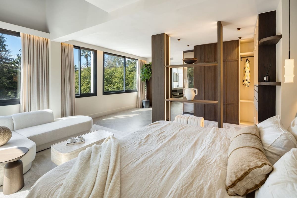 5 bedroom Villa for sale in Marbella with pool garage - € 4,290,000 (Ref: 9723886)