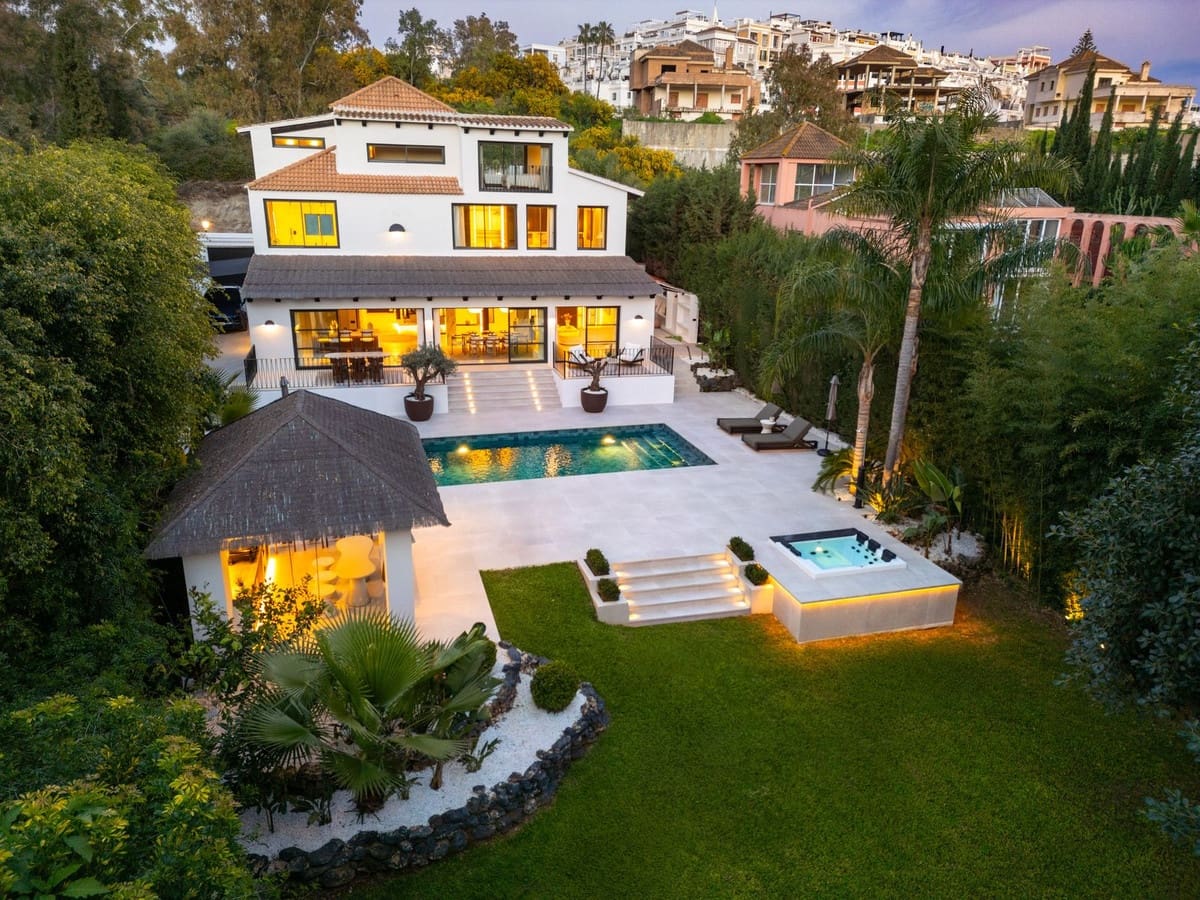 5 bedroom Villa for sale in Marbella with pool garage - € 4,290,000 (Ref: 9723886)