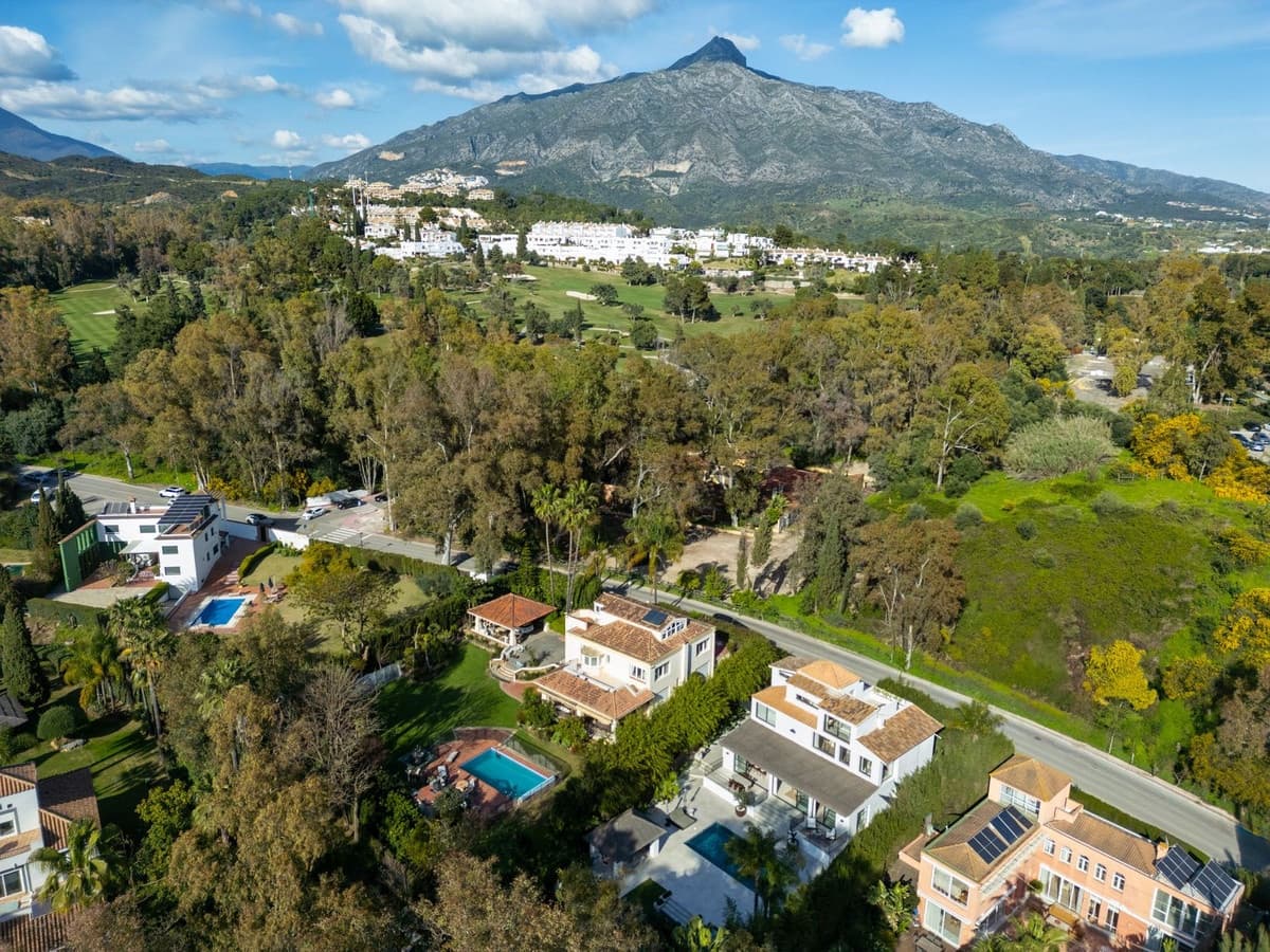 5 bedroom Villa for sale in Marbella with pool garage - € 4,290,000 (Ref: 9723886)