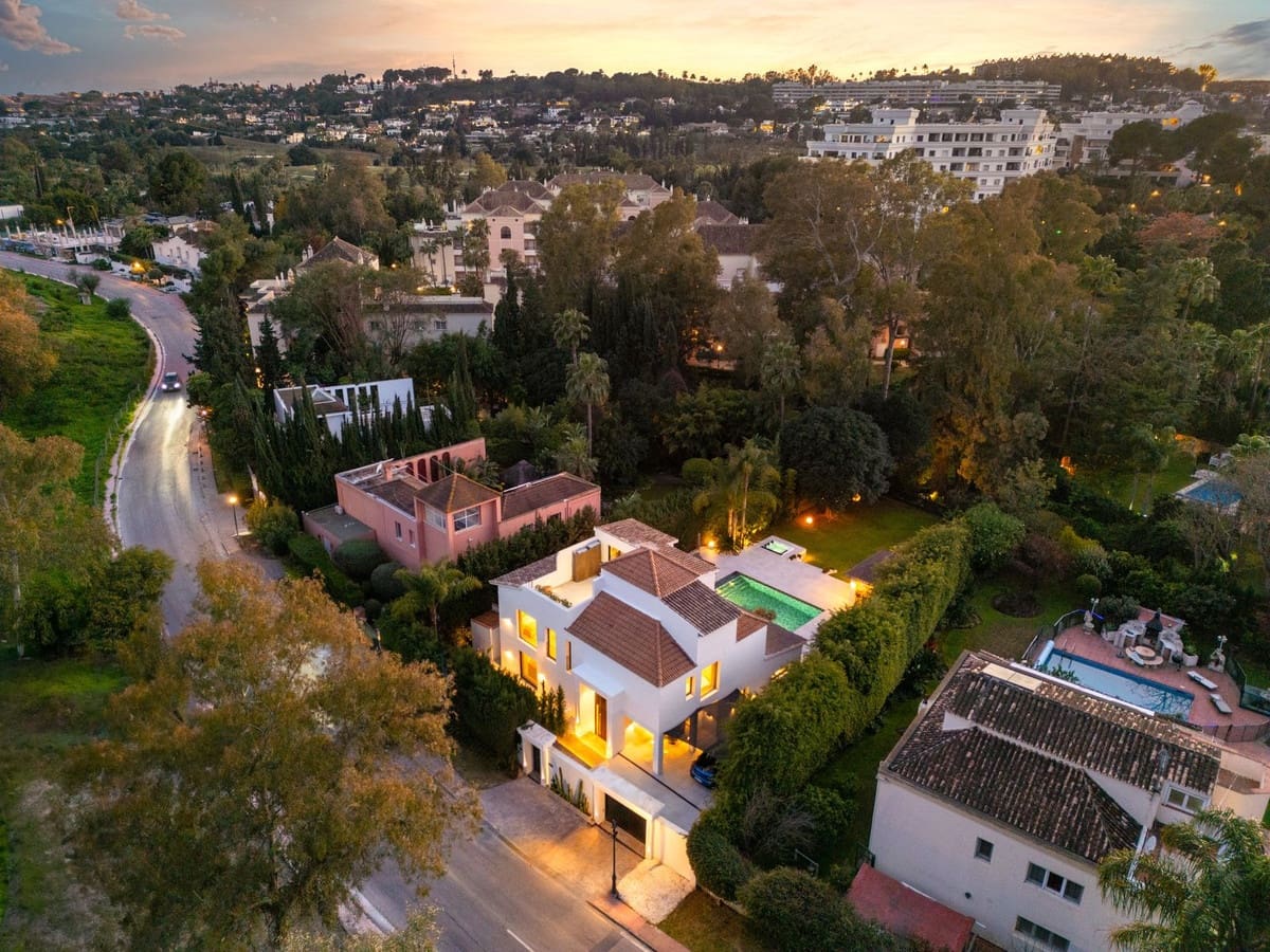 5 bedroom Villa for sale in Marbella with pool garage - € 4,290,000 (Ref: 9723886)