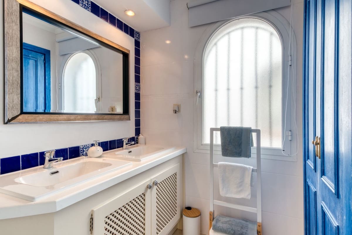 2 bedroom Townhouse for sale in La Duquesa / Puerto de la Duquesa with pool garage - € 359,000 (Ref: 9734067)