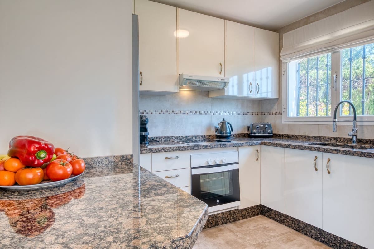 2 bedroom Townhouse for sale in La Duquesa / Puerto de la Duquesa with pool garage - € 359,000 (Ref: 9734067)