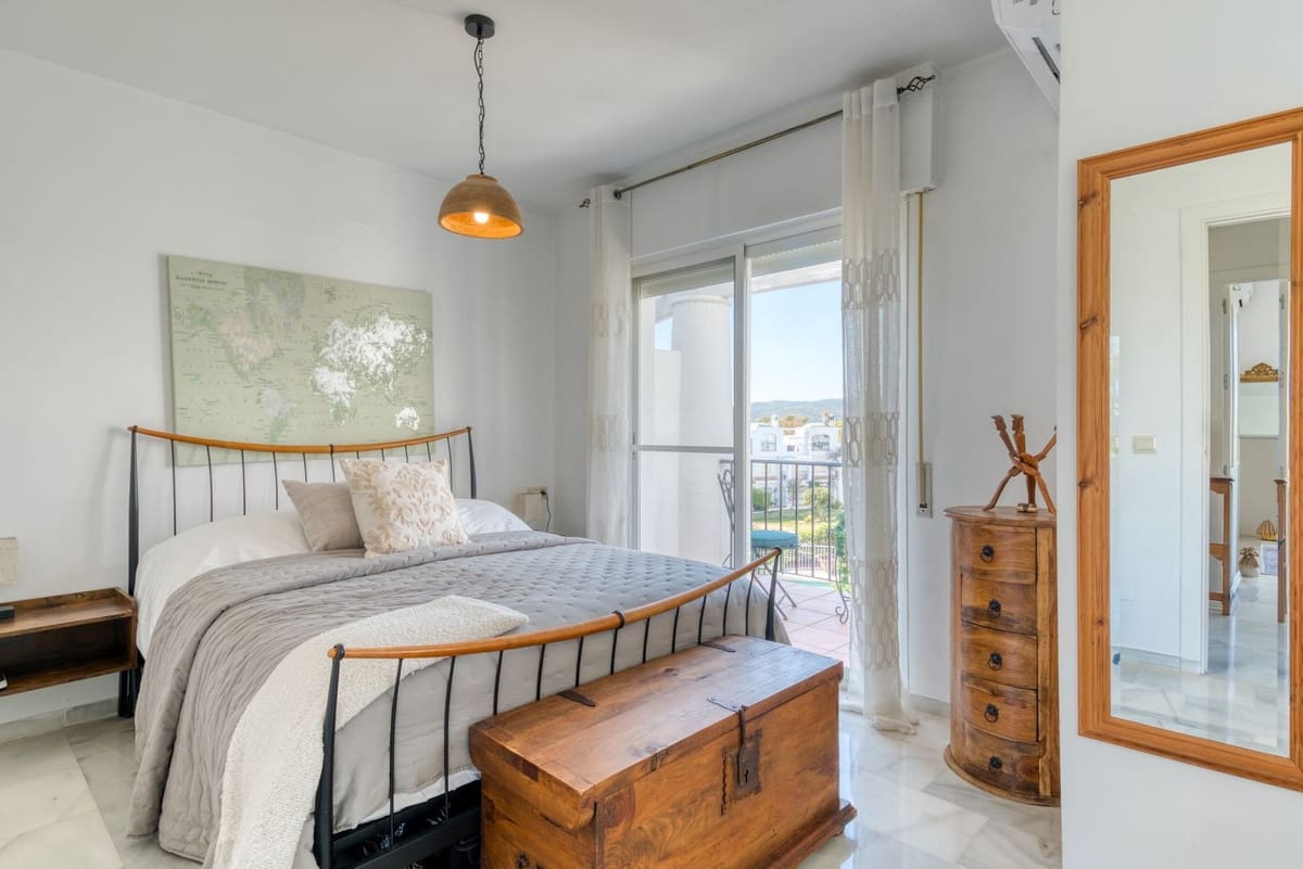 2 soveværelse Byhus til salg i La Duquesa / Puerto de la Duquesa med swimmingpool garage - € 359.000 (Ref: 9734067)