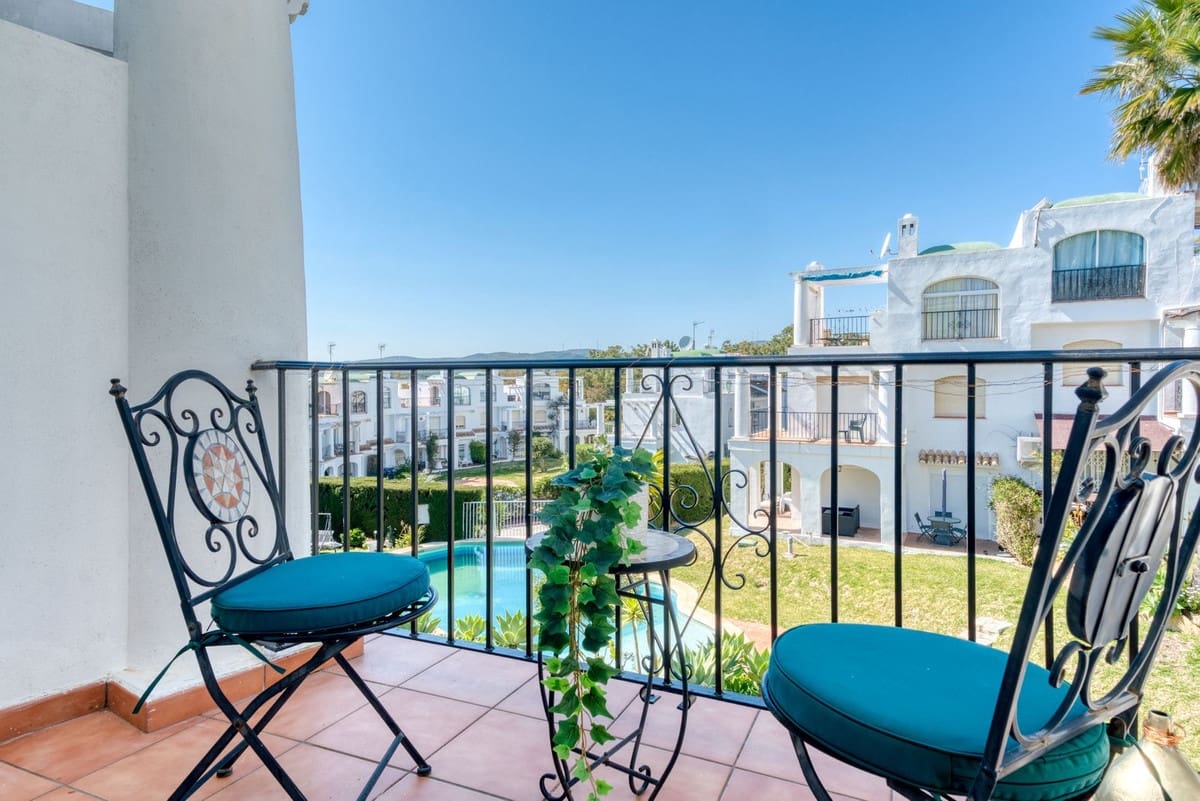 2 soveværelse Byhus til salg i La Duquesa / Puerto de la Duquesa med swimmingpool garage - € 359.000 (Ref: 9734067)