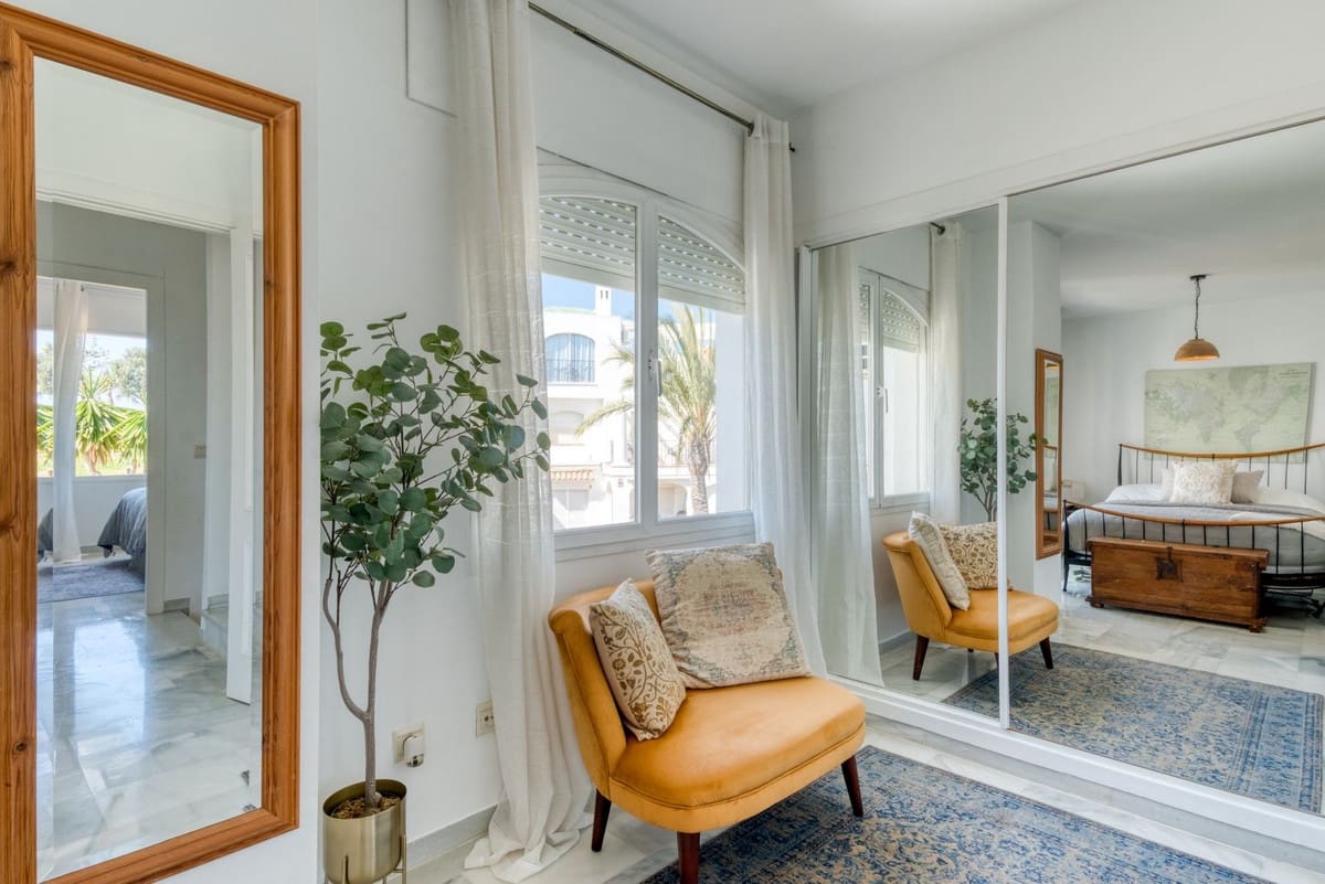 2 soveværelse Byhus til salg i La Duquesa / Puerto de la Duquesa med swimmingpool garage - € 359.000 (Ref: 9734067)