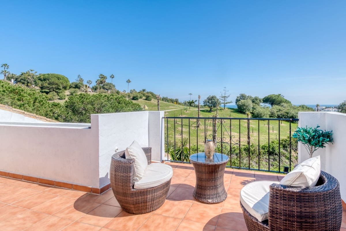2 soveværelse Byhus til salg i La Duquesa / Puerto de la Duquesa med swimmingpool garage - € 359.000 (Ref: 9734067)