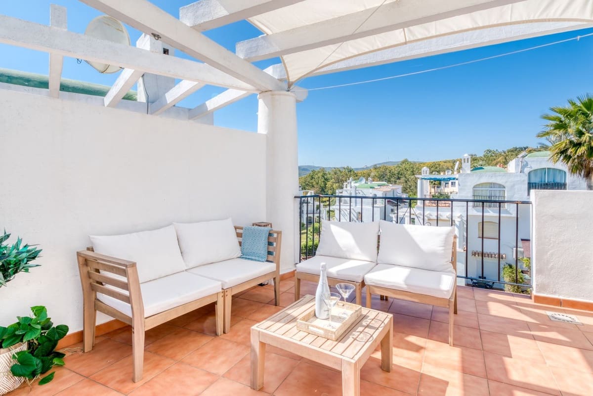 2 soveværelse Byhus til salg i La Duquesa / Puerto de la Duquesa med swimmingpool garage - € 359.000 (Ref: 9734067)