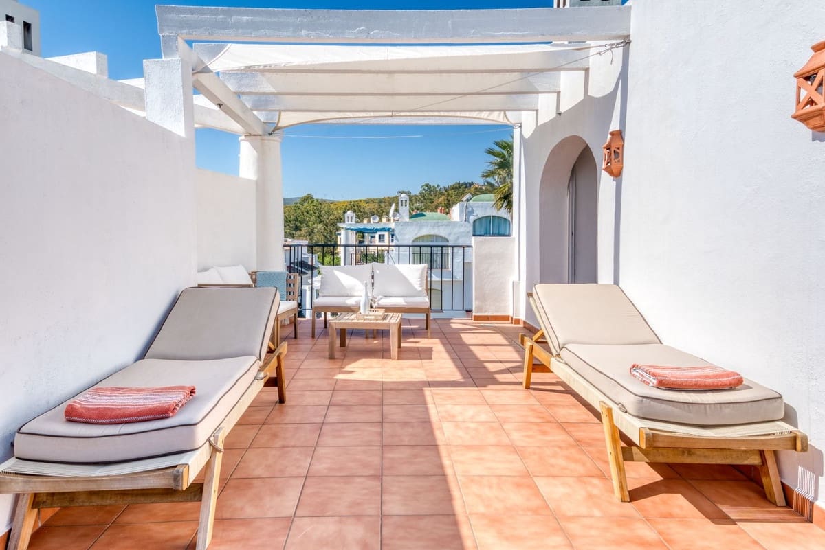 2 soveværelse Byhus til salg i La Duquesa / Puerto de la Duquesa med swimmingpool garage - € 359.000 (Ref: 9734067)