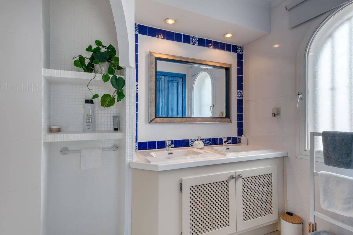 2 soveværelse Byhus til salg i La Duquesa / Puerto de la Duquesa med swimmingpool garage - € 359.000 (Ref: 9734067)